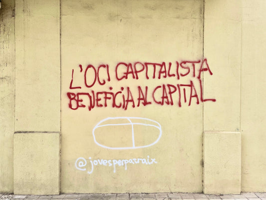 graffiti on the side of a building that says, los capitala bejepic