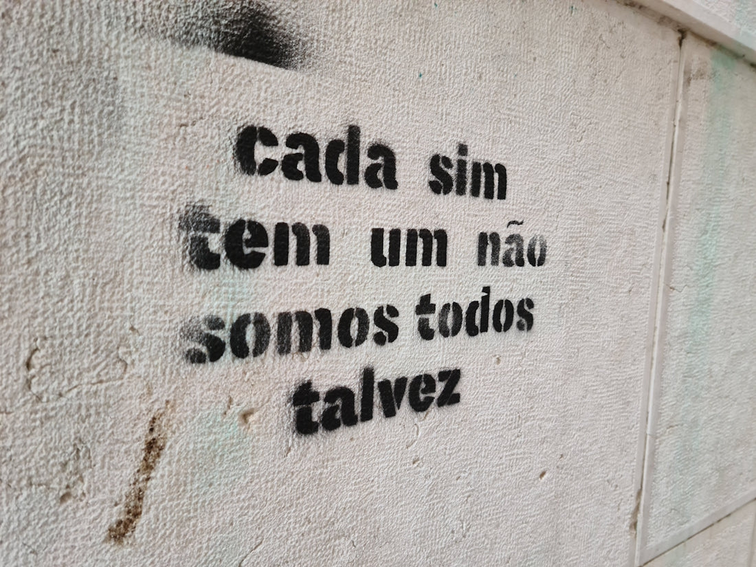graffiti on the side of a building reads, cada sim em um nao