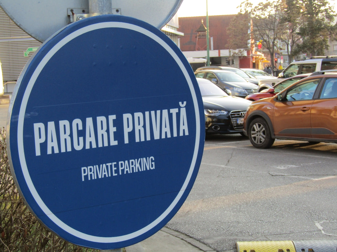 A blue sign that says paracare privat private parking
