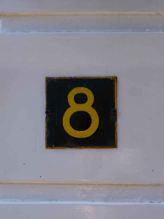 An address sign with the number eight.
